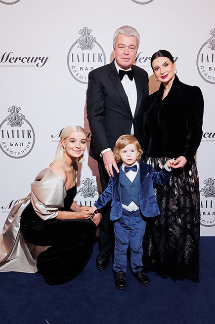Александр и Екатерина Стриженовы с дочерью Александрой и внуком Петром