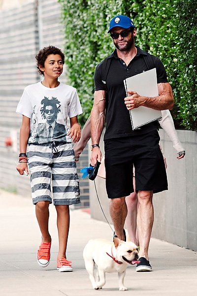 Хью на прогулке с сыном Оскаром