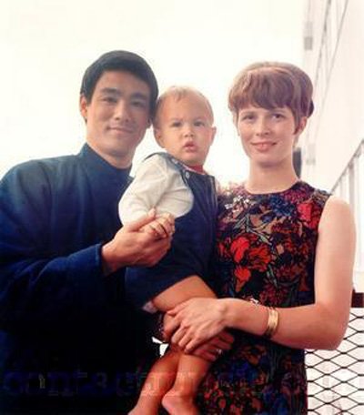 Брюс Ли с женой и сыном