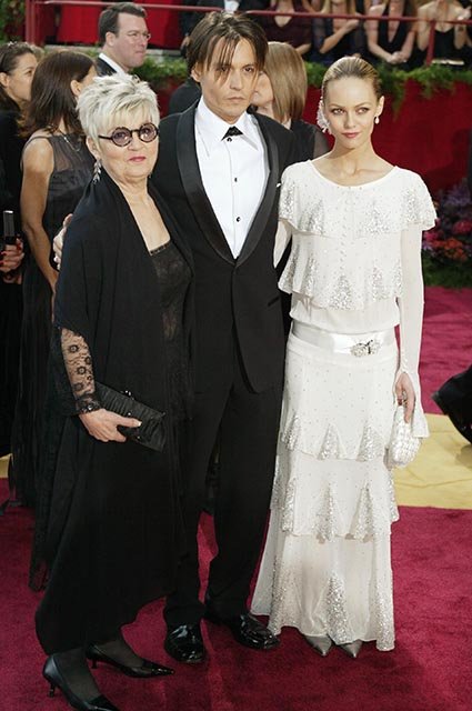 Джорнни Депп с мамой и Ванесса Паради (Chanel), 2004 год