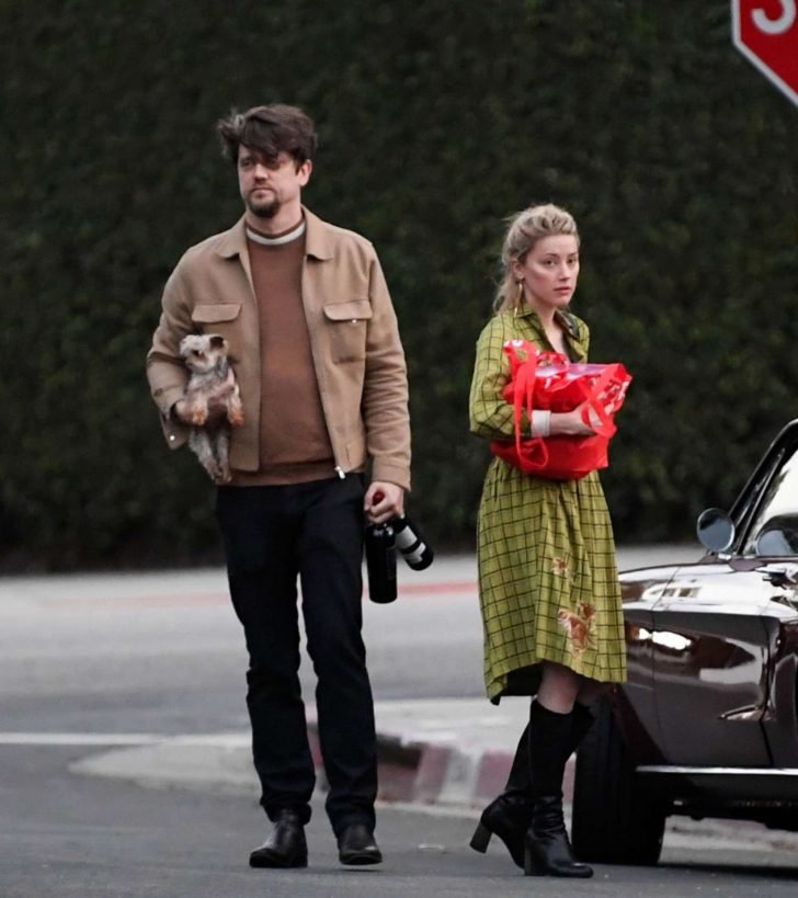 Amber Heard: Heading to a friends place -03