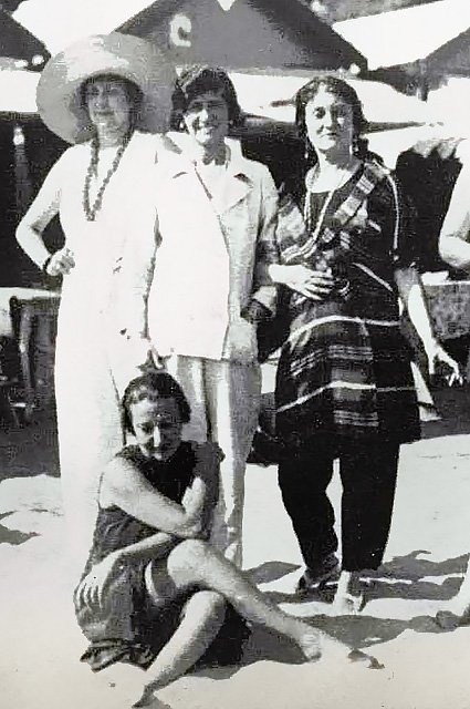 Коко Шанель (в центре) и Мися Серт (крайняя справа)