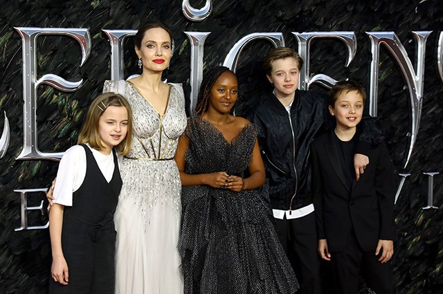 Анджелина Джоли с дочерьми Вивьен, Захарой, Шайло и сыном Ноксом
