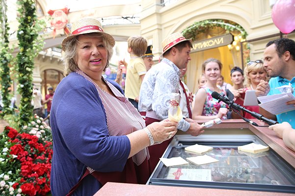 Алена Долецкая и другие звезды угостили москвичей мороженым