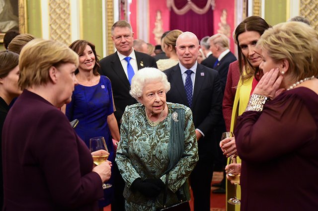 Королева Елизавета II с гостями