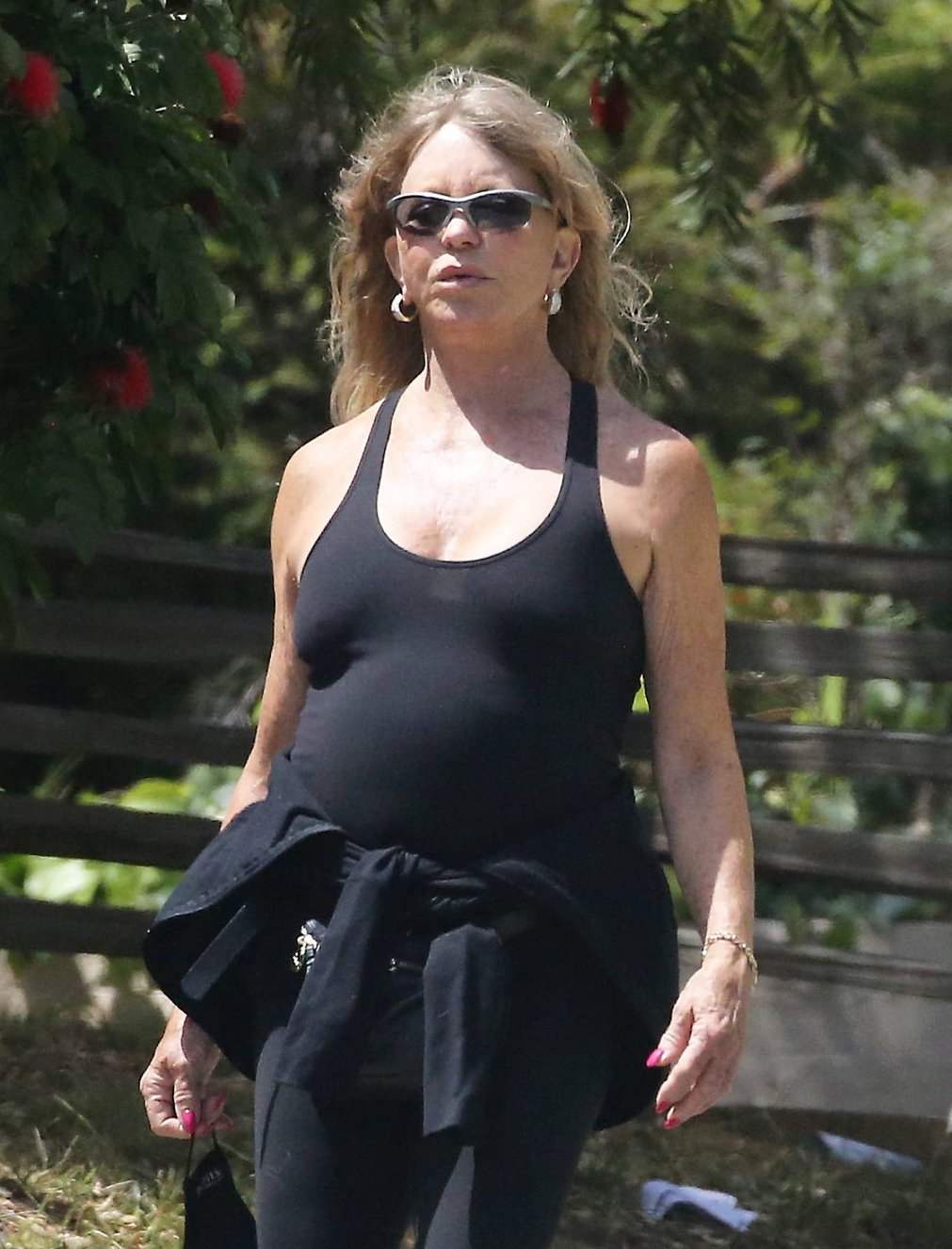 Goldie Hawn 2021 : Goldie Hawn  – Out fr a stroll with a friend in Pacific Palisades-02