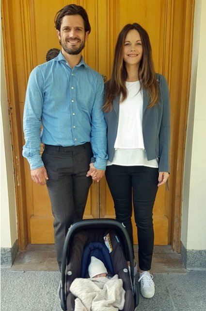 Принц Карл Филипп и принцесса София с новорожденным сыном