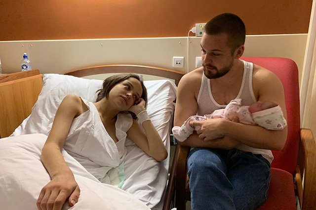 Сюзанна Варнина с мужем Романом и новорожденной дочерью