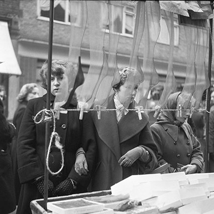 Покупательницы у витрины в Лондоне, 1955 год 