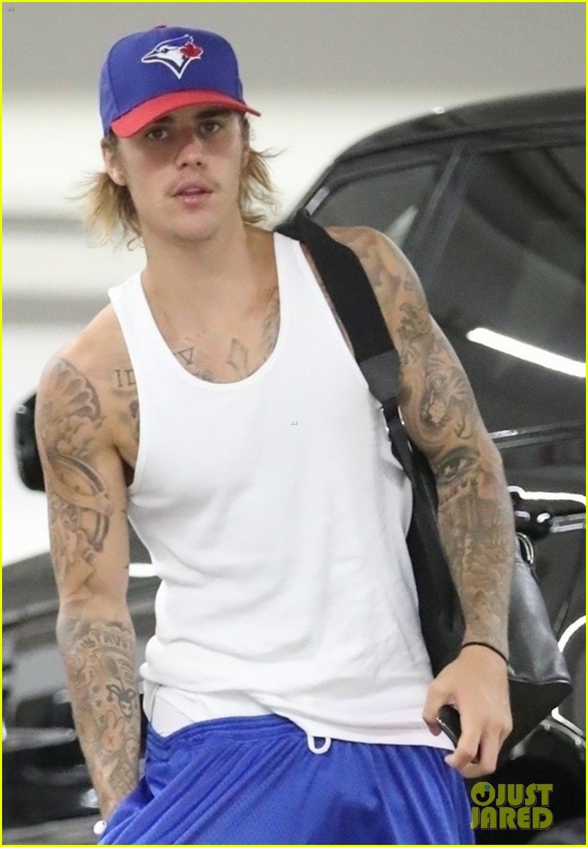 justin bieber flaunts his arm muscles during solo breakfast run 014117672