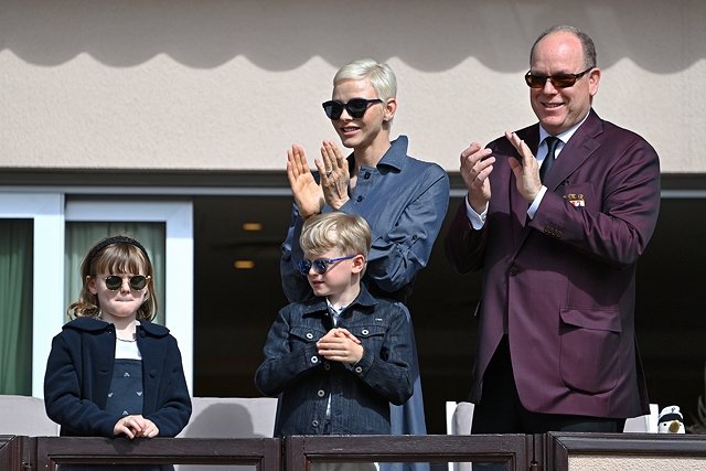 Княгиня Монако Шарлен и Альбер II с детьми