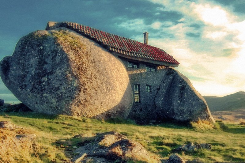 На севере Португалии неподалеку от города Фафе располагается дом, напоминающий скорее жилище каких-н