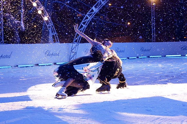 Ледовый каток на площади революции Навка. Навка ПВ самом начале ледовой карьеры. На арене ледовой артист, он ловок, красив это. Ледовый название