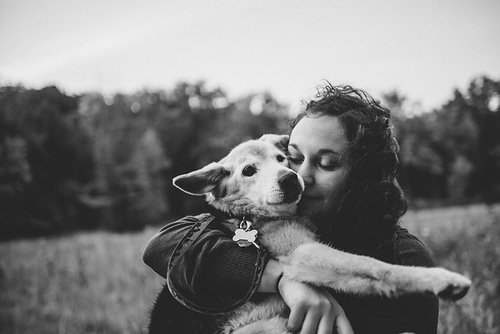 Девушка и ее пёс