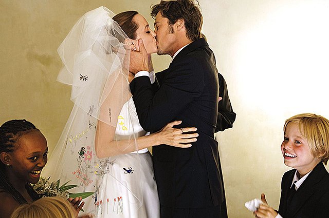 Анджелина Джоли и Брэд Питт на свадьбе