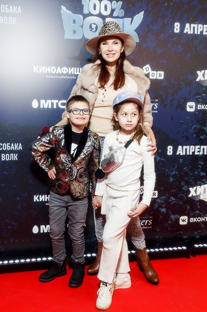 Эвелина Бледанс с детьми