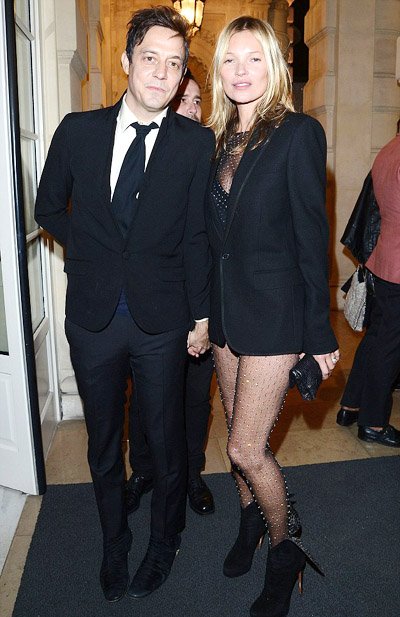 Джейми Хинс и Кейт Мосс на коктейльной вечеринке в Париже