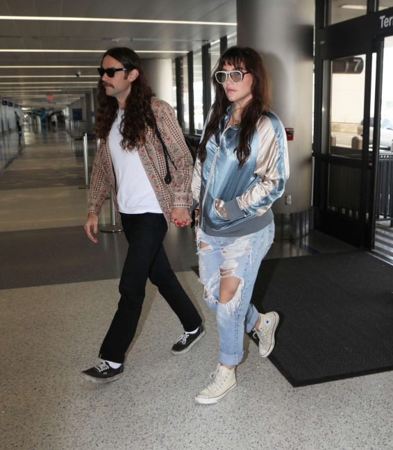 Kesha â Arriving at LAX airport in Los Angeles-29