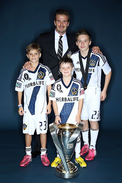 подрастающее футбольное поколение семьи Бекхэм: Дэвид с сыновьями (2012)