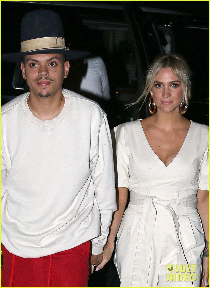 ashlee simpson evan ross hold hands on date night 014129565