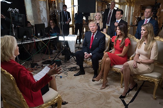 Дональд Трамп с женой Меланией и дочкой Иванкой на телешоу