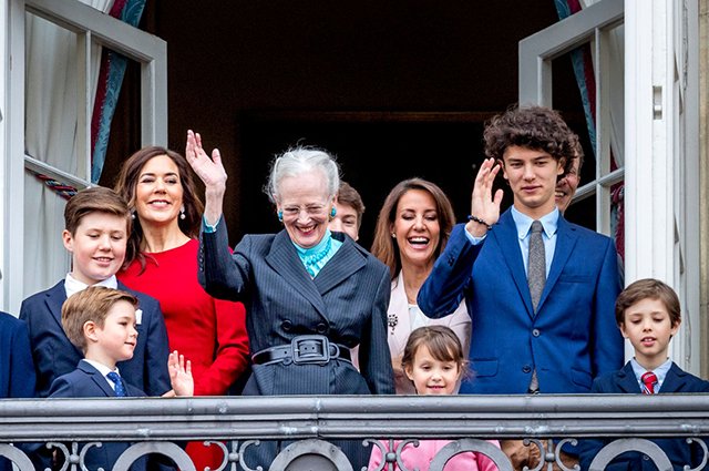 Принц Николай с бабушкой Маргрете II и другими членами семьи