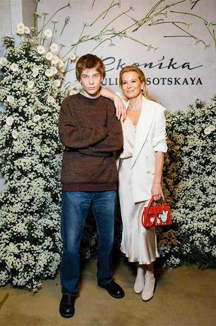 Юлия Высоцкая с сыном