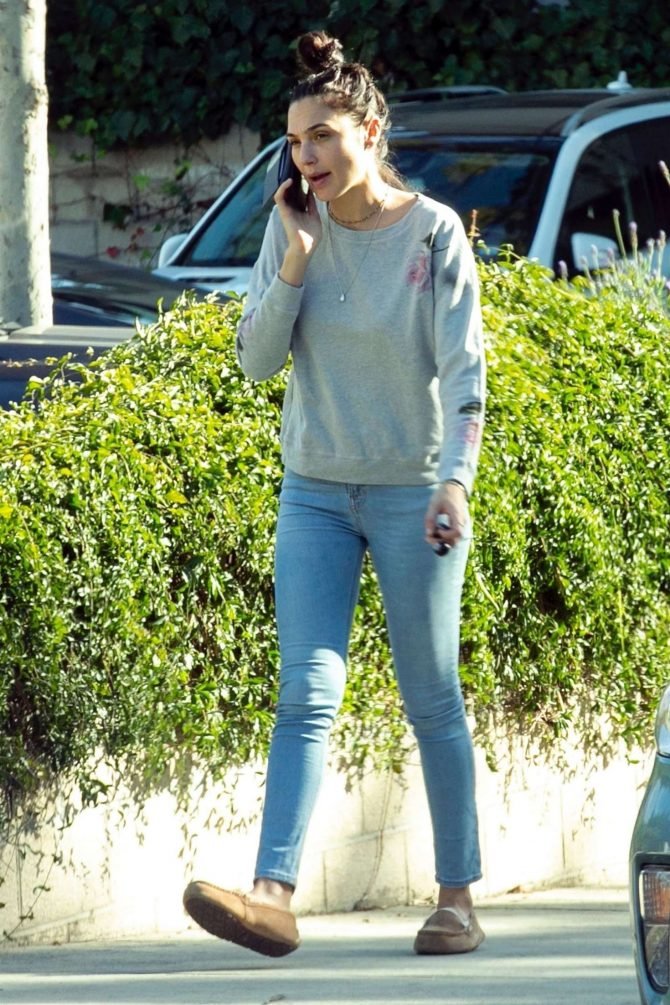 Gal Gadot in Jeans: Out in Los Angeles-03