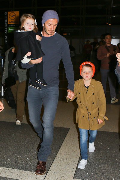 Дэвид Бекхэм с дочкой Харпер и сыном Крузом в аэропорту Лос-Анджелеса
