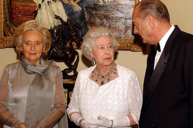 Бывшая первая леди Франции Бернадетт Ширак, королева Елизавета II и бывший президент Франции Жак Ширак