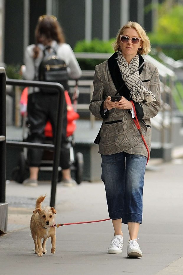 Naomi Watts with her dog -08