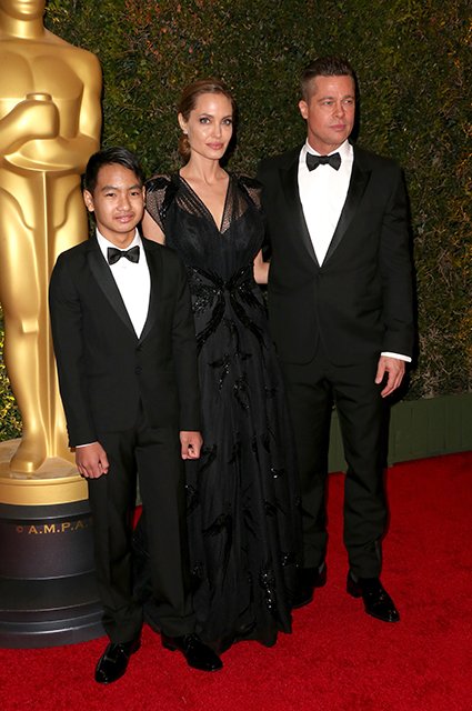 Анджелина Джоли и Брэд Питт с сыном Мэддоксом в 2013 году