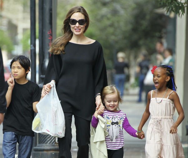 Анджелина Джоли и Брэд Питт с детьми