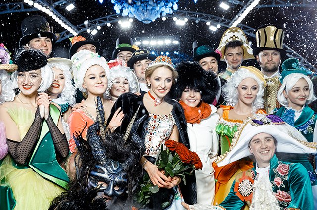 Татьяна Навка и Каролина Шойфеле с артистами ледового шоу 