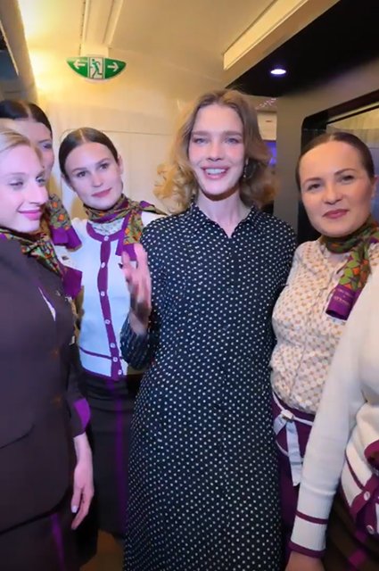 Наталья Водянова со стюардессами Etihad Airways 