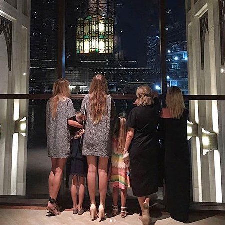 Вера Брежнева с семьей и друзьями в Дубае