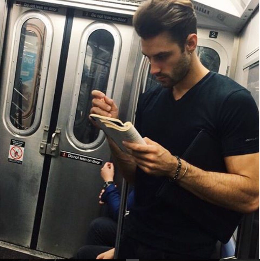 Фото парня в метро