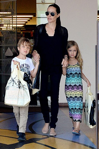 Анджелина Джоли с сыном Ноксом и дочерью Вивьен