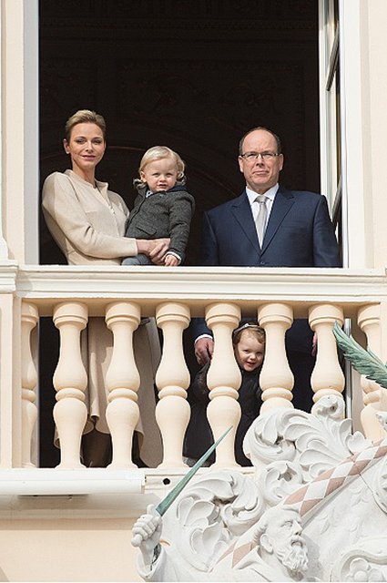 Княгиня Шарлен и князь Альбер II с детьми Жаком и Габриэллой