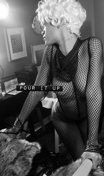 Pour It Up: Рианна на съемках нового клипа 7