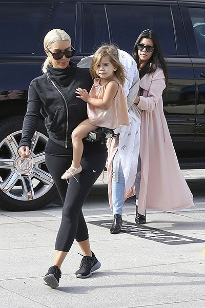 Ким Кардашьян с сестрой Кортни и ее дочерью