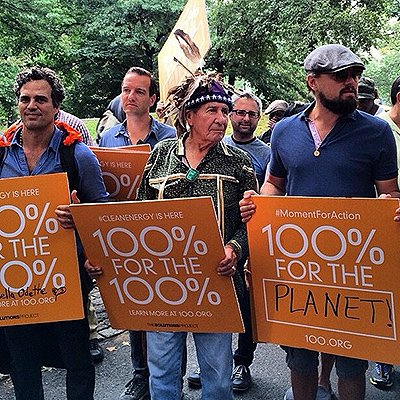 Марк Руффало, Орен Лайонс и Леонардо ДиКаприо во время митинга People's Climate March 