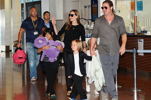 Анджелина Джоли, Брэд Питт и их дети прибыли в Японию