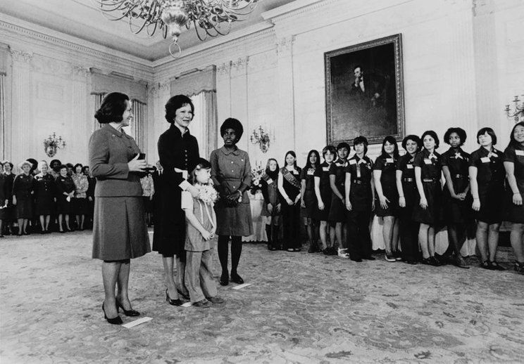 Фрэнсис Хессельбайн, Глория Скотт (президент GSUSA в 1975—1978 годах) и бывшая первая леди США Розалин Картер (почетный президент GSUSA в 1977—1981 годах) с девочками-скаутами в Белом доме, 1977 год/Girl Scouts of the USA