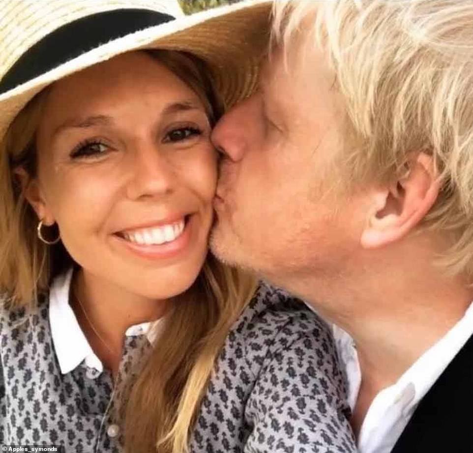 Мисс Саймондс опубликовала интимную фотографию (на фото), также предположительно сделанную во время поездки, на своей личной странице в Instagram, на которой небритый премьер-министр целует ее в щеку