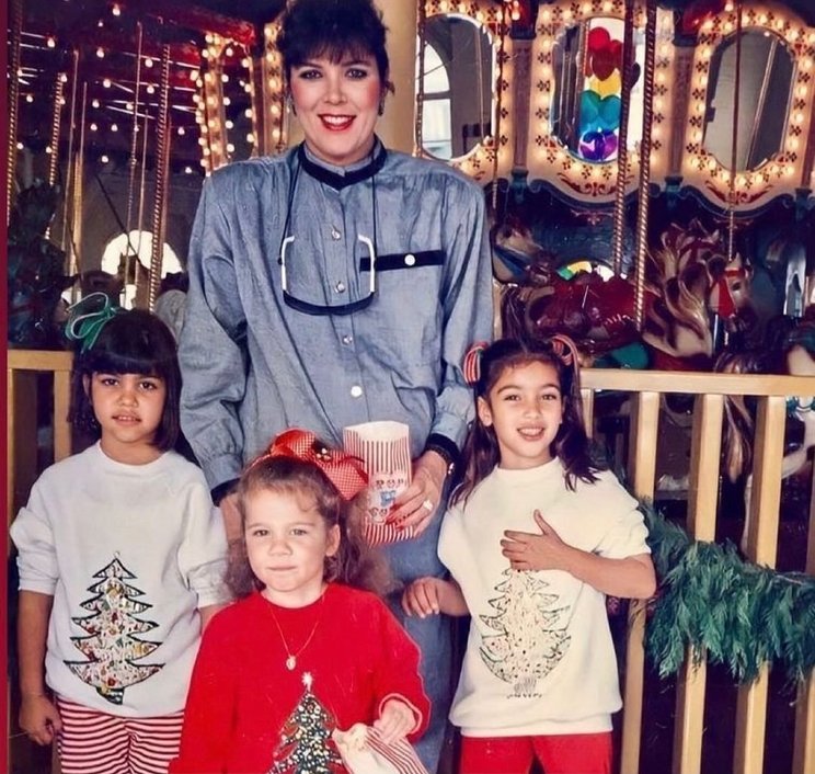 Ким Кардашьян в детстве с матерью и сестрами