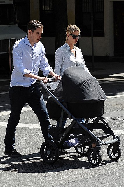 Джеймс Ротшильд и Ники Хилтон на прогулке с новорожденной дочерью