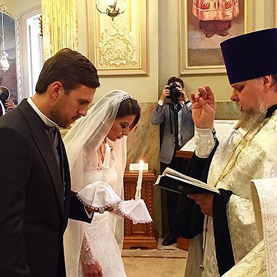 Петр Максаков и Галина Юдашкина во время венчания