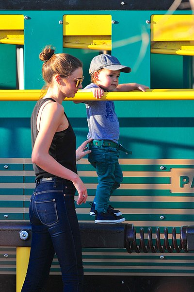Миранда Керр в Лос-Анджелесе на прогулке с сыном Фл