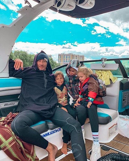 Дмитрий Анохин и Айза Долматова с сыновьями Сами и Элвисом